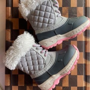Carters snow boots size 6 toddler